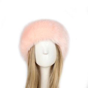 Damen Stirnband aus rosa Kunstpelz auf Schaufensterpuppe für kalte Wintertage geeignet