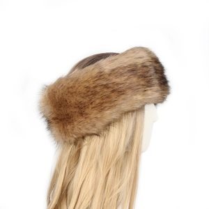 Detailansicht eines dicken braunen Kunstpelz-Stirnbands für Wärme und Schutz im Winter