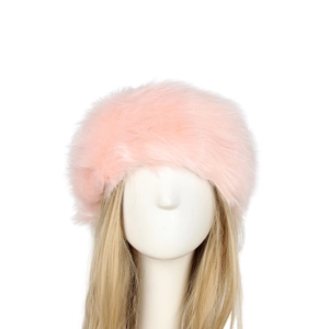 Detaillierte Textur des weichen rosa Kunstpelz-Stirnbands auf einem Mannequin