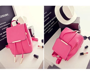 Dettaglio dello zaino in pelle PU rosa con finiture in metallo dorato e coulisse