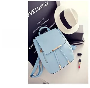 Dettaglio dello zaino in pelle PU azzurra con trama litchi e inserti in metallo dorato