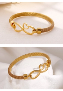 Dettaglio del bracciale dorato con simbolo infinito e cuore in maglia metallica