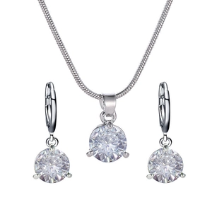 Détails d'une parure en argent et zircon avec collier à pendentif rond et boucles d'oreilles
