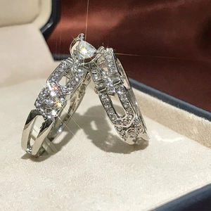 Nahaufnahme von silbernem Hochzeitsring-Set mit hohlgeschnittenem Design und Zirkonia