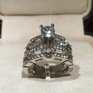 Makroaufnahme eines hohlen Silberringsatzes mit runden Diamanten in einer Geschenkbox