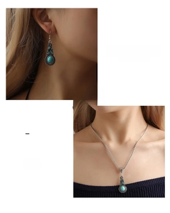 Dettagli di un set di gioielli vintage boho in argento con pietre turchesi su una modella