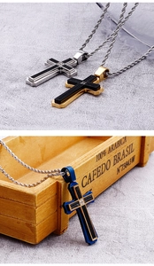 Colliers croix en acier inoxydable tricolores avec chaîne torsadée et détails texturés