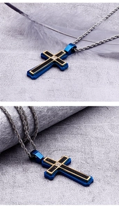 Gros plan du pendentif croix bleu et or avec incrustation carbone et chaîne torsadée