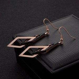 Boucles d'oreilles géométriques double losange en or rose avec cristaux noirs