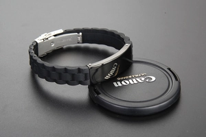 Détail d'un bracelet en silicone noir avec fermoir en acier inoxydable et plaque