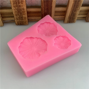 Moule en silicone rose avec trois formes de feuilles de lotus pour décoration de gâteaux