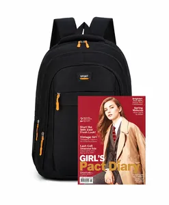 Detailansicht zum Größenvergleich des schwarzen Sportrucksacks mit einem Magazin