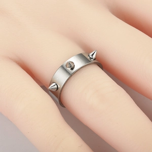 Macro-opname van een zilveren ring met drie spikes en geborsteld metaal in een punkstijl