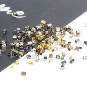Perles à écraser en cuivre assorties pour création de bijoux DIY sur fond noir et blanc