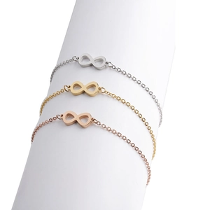 Bracelets signe infini en finitions argent, or et or rose sur un support blanc