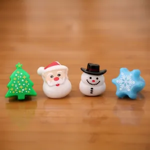 Macro-detail van kerstringen met kerstman, sneeuwman en kerstboom op hout