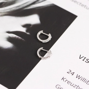 S925 Sterling Silber Creolen mit rechteckigen Diamanten auf einem Modemagazin
