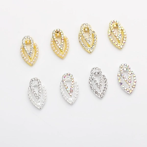 Ciondoli per nail art a goccia scavati con perle e strass in finitura oro e argento