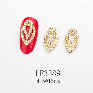Dettaglio di ciondoli nail art a doppia goccia traforata con cristalli 8,5x15mm