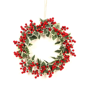 Couronne de Noël avec baies rouges artificielles et feuilles de houx à bords blancs sur blanc