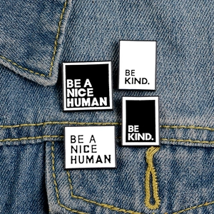 Broches minimalistes en émail noir et blanc avec slogans sur tissu denim bleu