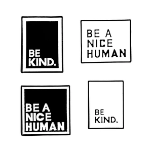 Broches en émail minimalistes noir et blanc avec lettrage Be Kind et Be A Nice Human