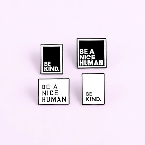 Lot de pins en émail avec inscriptions 'BE KIND' et 'BE A NICE HUMAN' texte