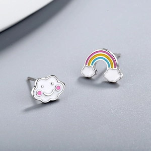 Orecchini a perno asimmetrici con arcobaleno e nuvola in smalto colorato da donna