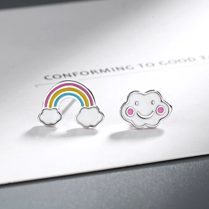Orecchini a perno asimmetrici con arcobaleno e nuvola in argento e smalto colorato