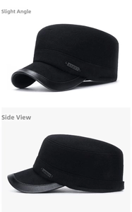 Detailansicht der Wintermütze aus Wollstoff mit Sport-Metallplakette und Leder