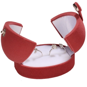 Elegante scatola per anelli in velluto rosso con due anelli in argento e zirconi per proposta