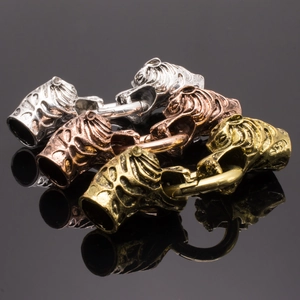 Vue détaillée des fermoirs tête de tigre en métal en finitions or, argent et or rose