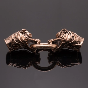 Vue détaillée du fermoir de bracelet tête de tigre vintage avec finition bronze poli