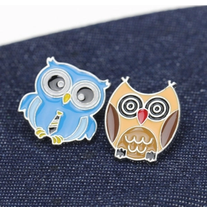 Lot de deux broches en émail hibou dessin animé bleu et marron sur fond en denim