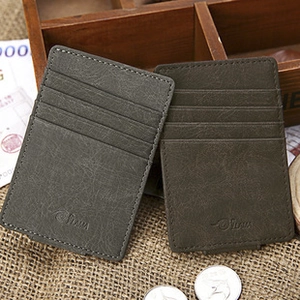 Portacarte sottile in pelle vintage con fessure multiple e logo inciso su sfondo di lino