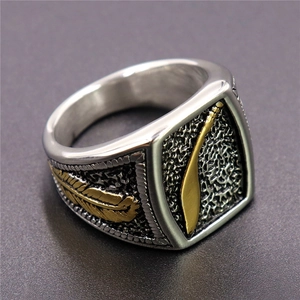 Punk-Ring aus Edelstahl mit silbernem Band und goldenem Federrelief für Herren