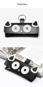 Détail de l'étui à lunettes en cuir en forme de husky avec crochet en métal et bouton-pression