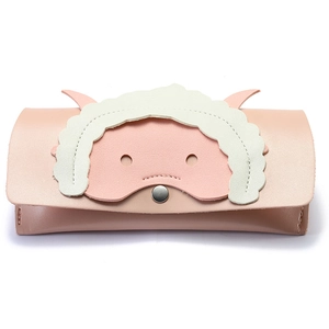 Détail de l'étui à lunettes mouton en cuir rose avec coutures et fermoir en métal