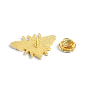 Vue arrière de la broche abeille avec fermoir papillon doré et fixation à épingle longue