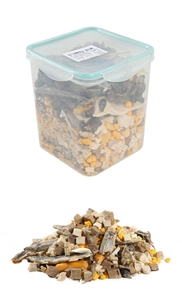 Detail van 500g gemengde gevriesdroogde huisdiersnacks met vis en kleine blokjes vlees