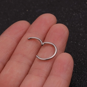 Segmentring aus Silber-Edelstahl am Finger zur Größenreferenz und Maßdarstellung