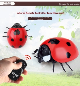 Giocattolo coccinella a telecomando a infrarossi con trasmettitore su prato verde naturale
