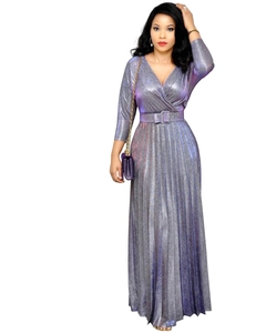 Détail de la robe plissée violette métallique avec col en V et texture de tissu étincelant