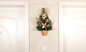 Wall-mounted Christmas tree decoration with pine needles and golden basket base