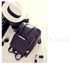 Piatto di zaino in pelle nera con finiture metalliche, cappello e accessori moda