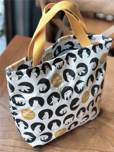 Détail du sac à lunch en coton isolé avec imprimé ours polaire et poignées jaunes