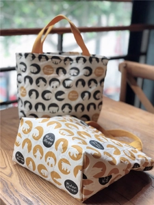 Gros plan de sacs à lunch isolés en toile avec motifs d'ours polaires sur table