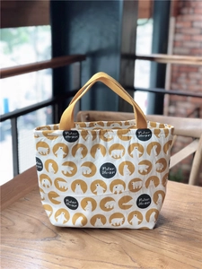 Gros plan d'un sac à déjeuner en toile isolée avec motif ours polaire sur bois
