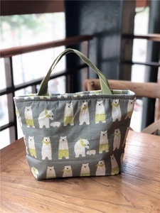 Sac à lunch en coton gris isolant avec motifs d'ours polaires et poignées vertes