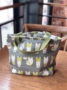 Détail de l'imprimé ours polaire sur sac lunch en coton épais avec poignées vertes